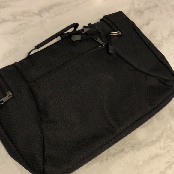 Heys black toilette bag. Lots of zip pockets EUC! - Picture 6 of 7